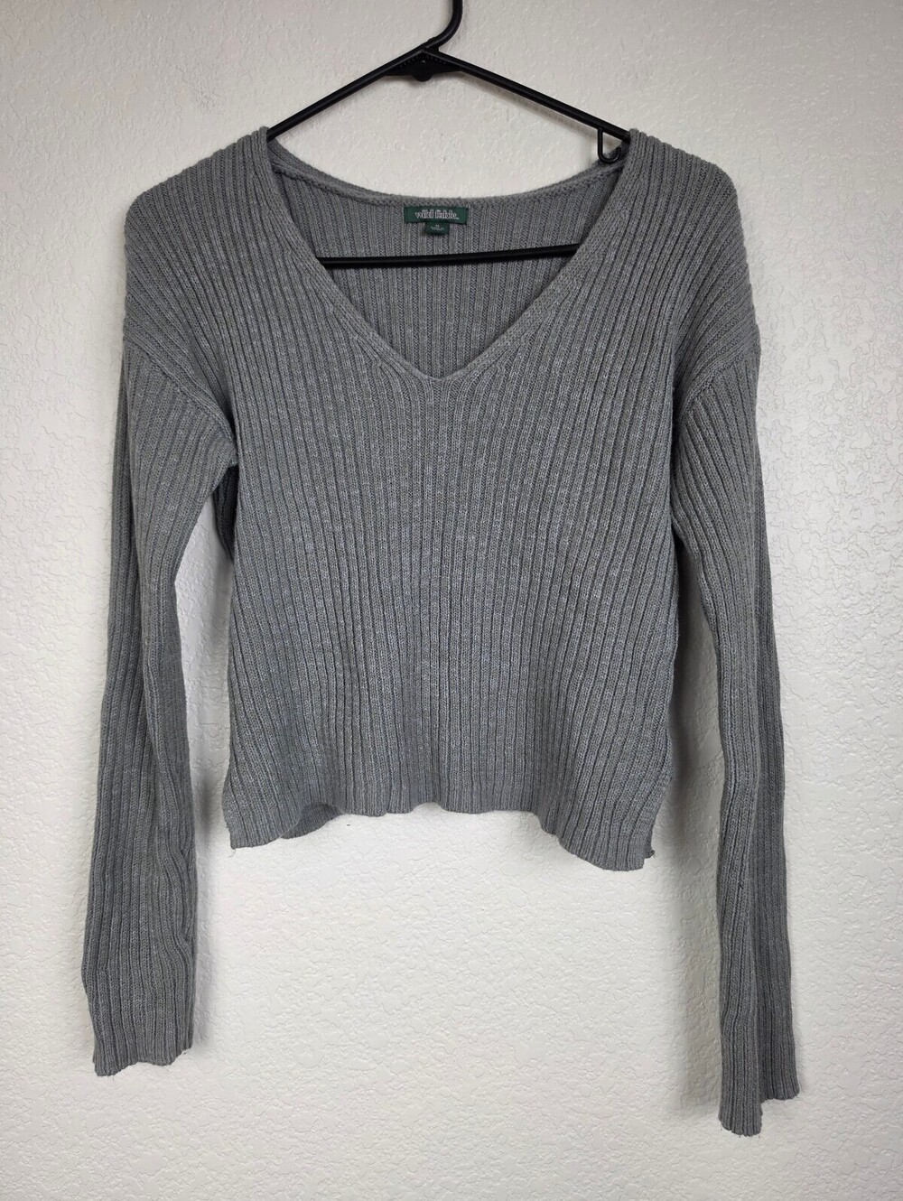 Wild Fable Gray Ribbed V-Neck Sweater Medium